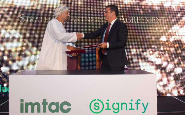 Mr. Fareed Al Hinai, Vice Chairman, IMTAC (left) and Mr. Goktug Gur, President and CEO, Signify Middle East, Turkey and Pakistan (right) sign agreement in Muscat