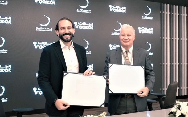 (L to R) Ussama Dahabiyeh, CEO of Injazat; Prof Clayton Mackenzie, Chief Academic Officer of Zayed University signs an MoU to mentor students on EdTech projects.