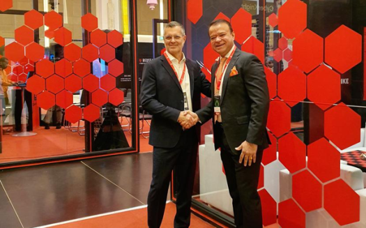 (L-R) Glenn Braverman, Vice President, International Sales at Owl Cyber Defense and Vivek Gupta, Co-Founder and COO at CyberKnight