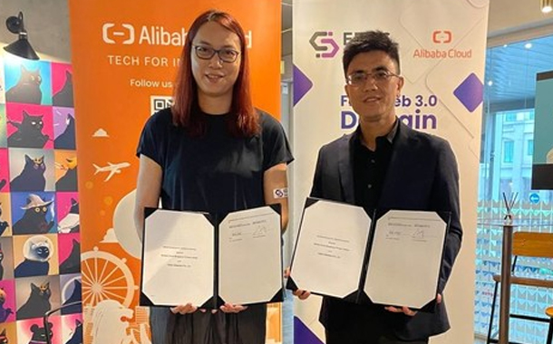 (From Left-Right: Ms Joey Lam Tsz Yin, Founder of EDNS Domains; Mr Derek Wang, General Manager of Singapore, Alibaba Cloud Intelligence)