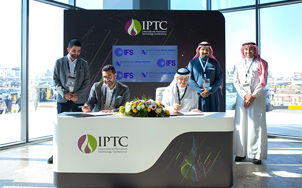 Vijay-Jaswal-Chief-Technology-Officer-APJ-MEA-IFS-and-Ahmed-AlGhamdi-CEO-AIGC-signing-partnership