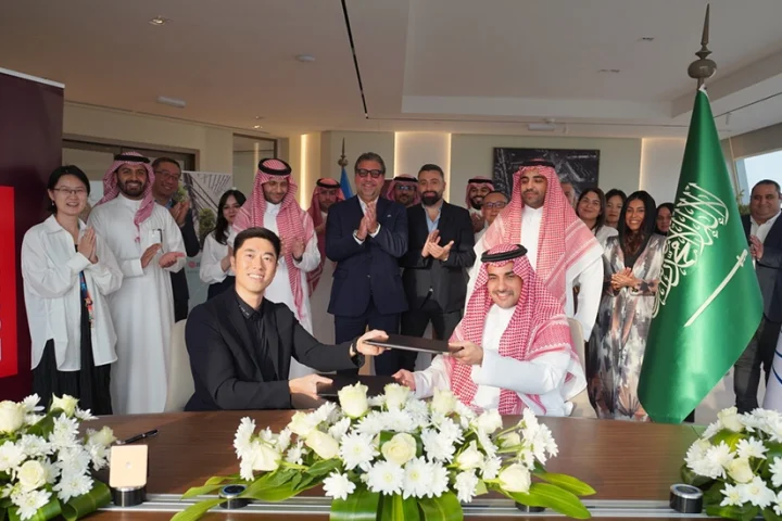 Eng Mohammed Fahad Alshaikh and Lawrence Yu, Head of Lenovo Regional Headquarters, sign Al Majdoul Tower agreement for Lenovo’s Regional Headquarters in Riyadh