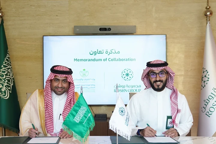 Abdulrahman AlTawil, the Deputy Minister for Housing Supply Stimulation and Real Estate Development and Yassen Kattan, ROSHN Group’s Chief Strategy & Corporate Affairs Officer at ROSHN Group’s SEDRA Sales Center
