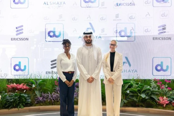 Seneca Cottom, Head of Sustainability at Alshaya Group; Jasim Al Awadi - Chief ICT Officer at du; Petra Schirren,President Gulf at Ericsson Europe, Middle East and Africa at the signing.