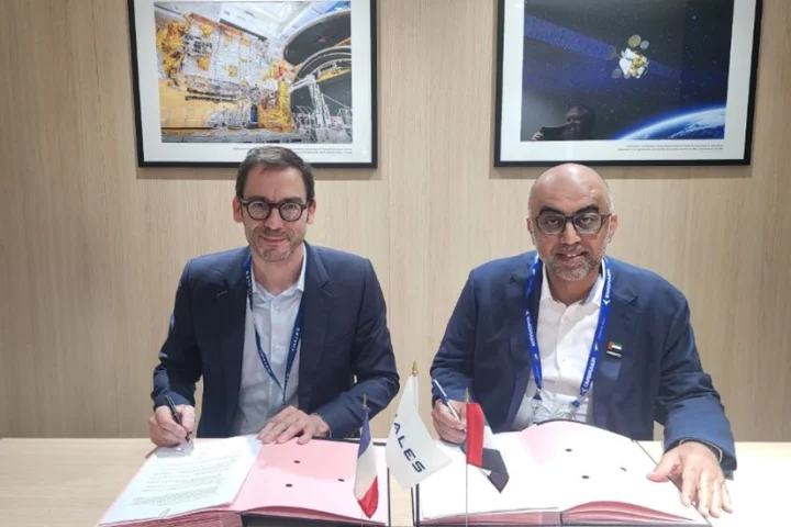 Signature of the MoU between NSSTC and Thales Alenia Space