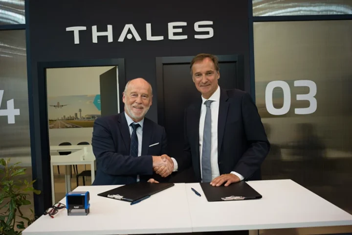 Olivier Chansou, ENAC Director and Youzec Kurp, Vice-President, Airspace Mobility Solutions, Thales. ©CAPA