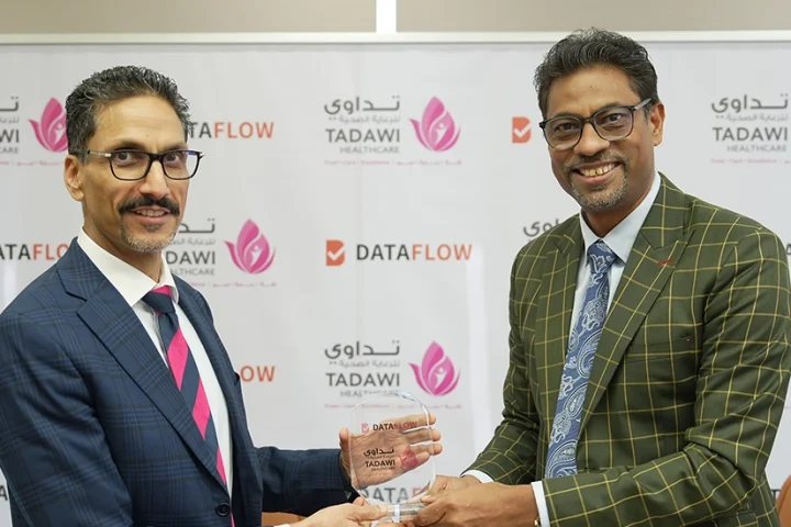 (L-R) Sunil Kumar, CEO of DataFlow, with Mr. Mohamed Muzaffer Nahvi, Chief Operational Officer, Tadawi Healthcare LLC.