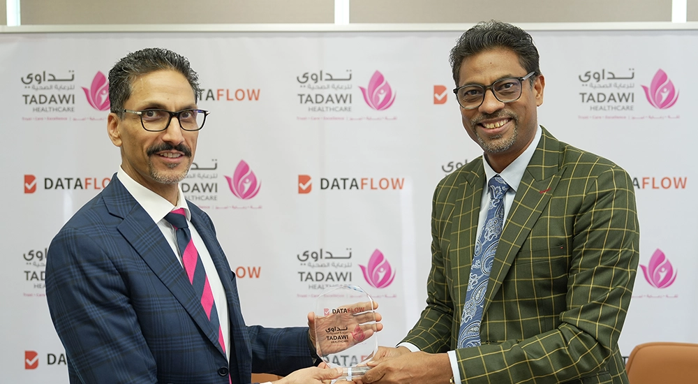 (L-R) Sunil Kumar, CEO of DataFlow, with Mr. Mohamed Muzaffer Nahvi, Chief Operational Officer, Tadawi Healthcare LLC.