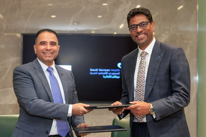 (L-R) Sunil Kumar, CEO of DataFlow with Dr. Ahmed Eissa, Group CEO, Saudi German Health, UAE.