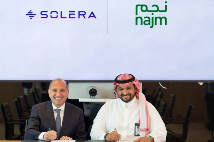 (L-R) Fernando Pernigo, Regional Vice President, Solera and Salman Al-Suhaibani, Chief Business & Operations Officer. 9