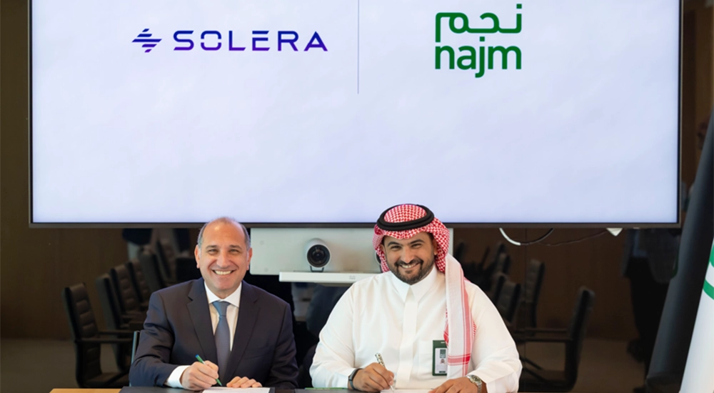 (L-R) Fernando Pernigo, Regional Vice President, Solera and Salman Al-Suhaibani, Chief Business & Operations Officer. 9