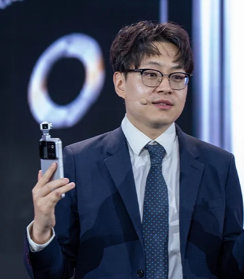Honor smartphone boasts industry-leading 6,800-nit peak brightness.
