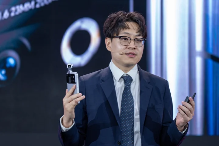 Honor smartphone boasts industry-leading 6,800-nit peak brightness.