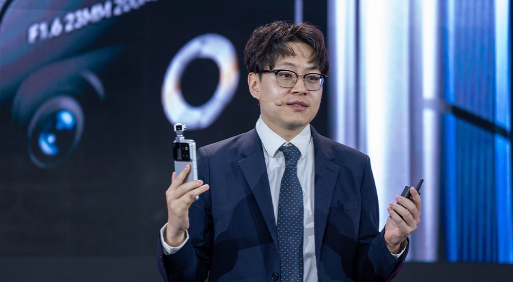 Honor smartphone boasts industry-leading 6,800-nit peak brightness.