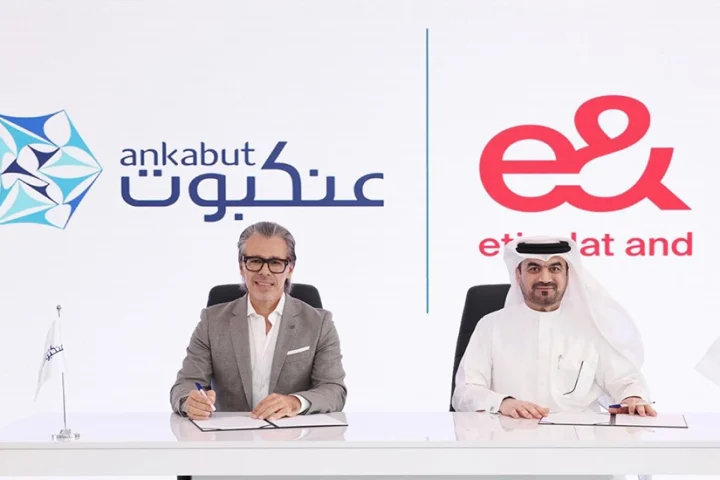 (L-R) Tarek Jundi, CEO, Ankabut and Abdulla Ebrahim Al Ahmed, Chief Government & VVIP Relations Officer, e& UAE.