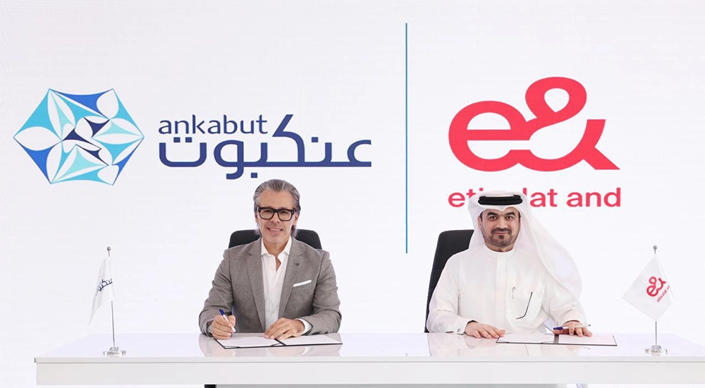 (L-R) Tarek Jundi, CEO, Ankabut and Abdulla Ebrahim Al Ahmed, Chief Government & VVIP Relations Officer, e& UAE.