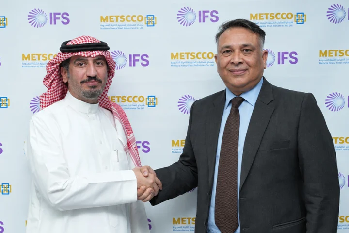 (L-R) Eng Abdullah Al Sabhan, CEO and Vice Chairman at METSCCO and Rahul Misra, SVP MD, MEA, IFS.
